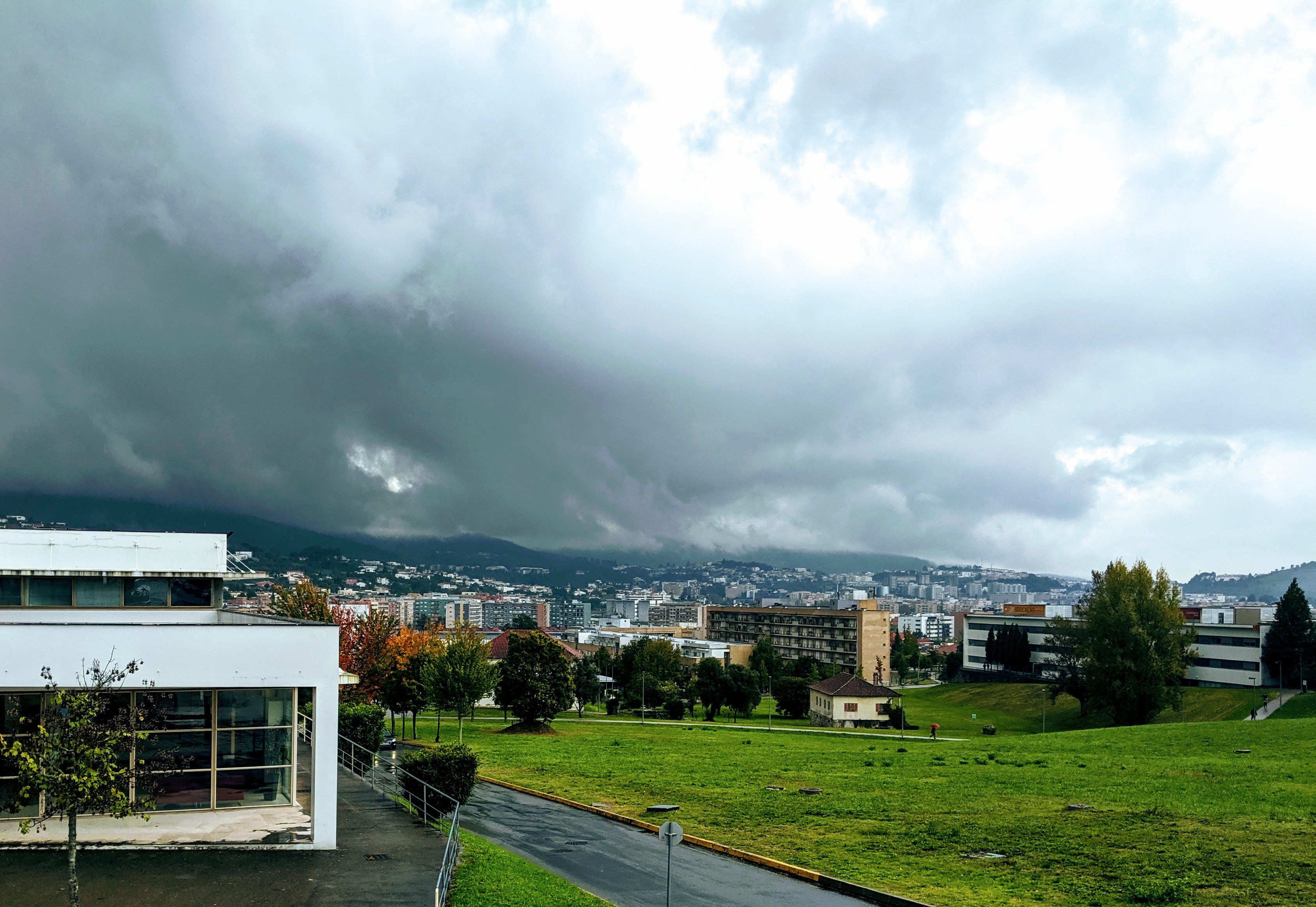 It rains, despite the weather forecast of clear sky